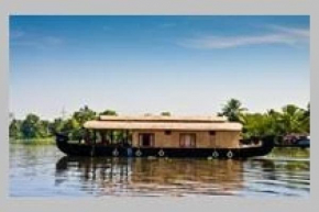 Houseboat for 6 with Wifi, by GuestHouser